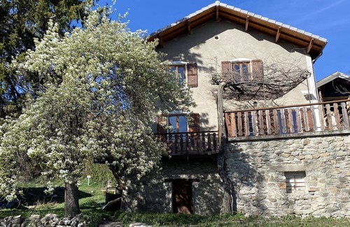 Prunieres Ski Chalet | Charming Chalet with Garden Near Serre Ponçon Lake