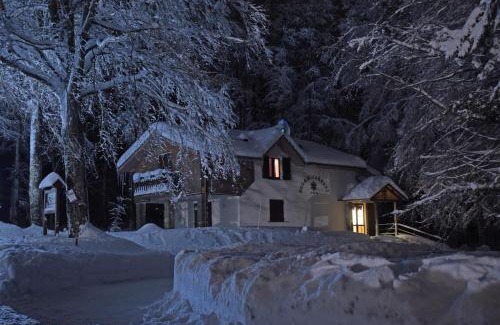 Castel del Piano Ski Chalet | Pet-Friendly Chalet Il Cristallo with Pool & Hot Tub