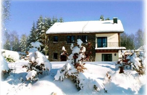 Longfaye House | Inviting Holiday Home in Xhoffraix with BBQ & Pet-Friendly