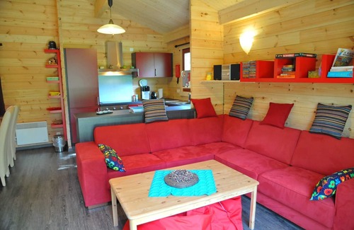Oignies-en-Thierache House | Cozy Wooden Chalet with Kitchen & Breakfast Included