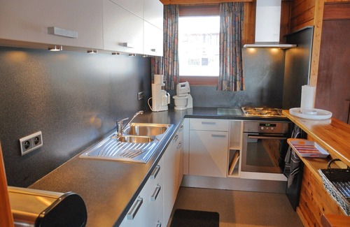 Heure House | Inviting Wooden Chalet with Deck, Pet-Friendly & Accessible