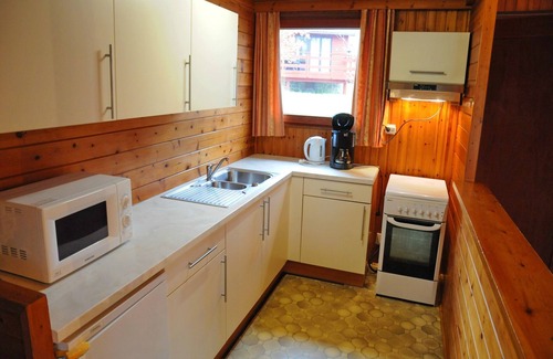 Heure House | Inviting Wooden Chalet with Deck, Pet-Friendly & Accessible