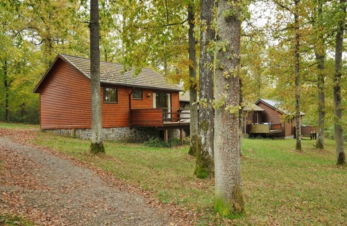 Heure House | Inviting Wooden Chalet with Deck, Pet-Friendly & Accessible