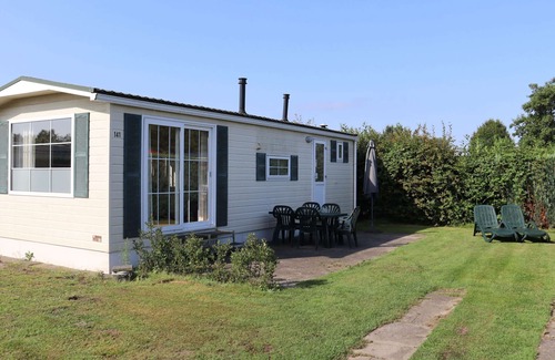 Udenhout Ski Chalet | Cozy Chalet Near Loonse and Drunense Duinen with Pool
