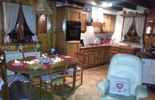 Hommert Ski Chalet | Charming Chalet with Scenic Views in Hommert for Families