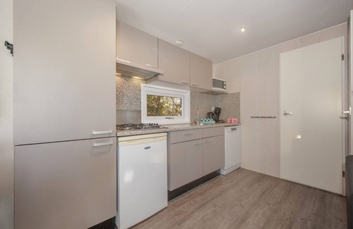 Kamperland Ski Chalet | Cozy Chalet Just 500m from the Beach with Great Amenities