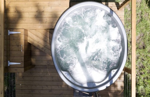 Chiddingstone Hoath Ski Chalet | Chalet in Kent with Hot Tub & Countryside Views