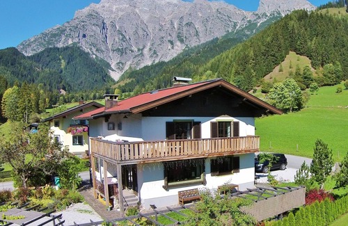 Ullach Ski Chalet | Cozy Chalet in Leogang: Family-Friendly with Breakfast Included