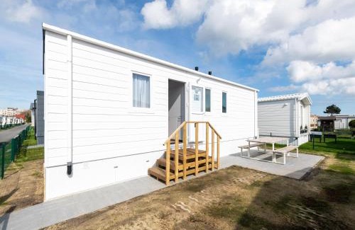 Westende Ski Chalet | Cozy Chalet in Middelkerke, Steps from the Beach