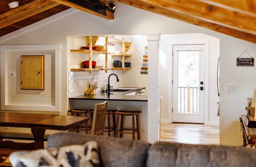 North Conway Ski Chalet | Charming Chalet Retreat by Cathedral Ledge with Pool & Spa