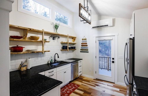 North Conway Ski Chalet | Charming Chalet Retreat by Cathedral Ledge with Pool & Spa