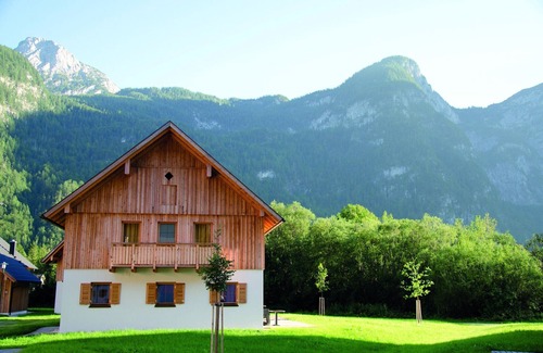 Obertraun Apartment | Relaxing Getaway at Hallstättersee with Spa and Pool