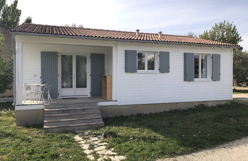 Sorgues Ski Chalet | Idyllic Chalet in Provence with Pool & Wifi Near Avignon