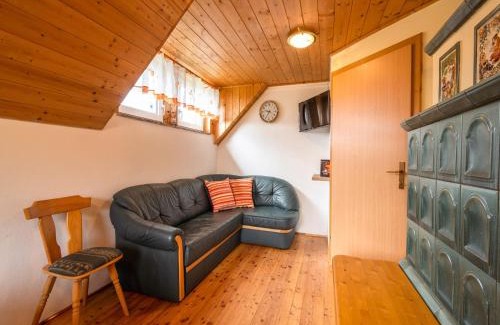 Untergreutschach House | Cozy Holiday Home in Sankt Andrae by Lake Klopeiner