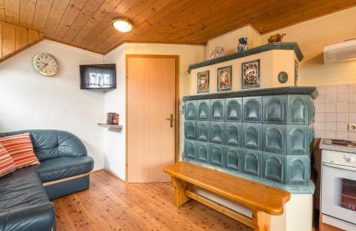 Untergreutschach House | Cozy Holiday Home in Sankt Andrae by Lake Klopeiner