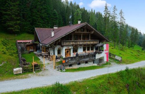 Neustift Im Stubaital House | Cozy Alpine Hut in Stubaital with Sauna & Pet-Friendly Stay