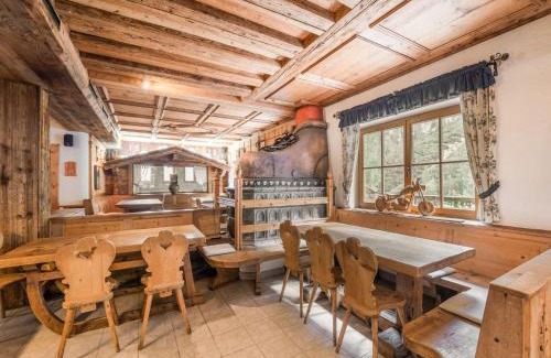 Neustift Im Stubaital House | Cozy Alpine Hut in Stubaital with Sauna & Pet-Friendly Stay
