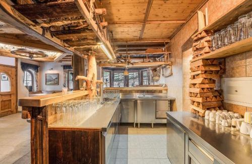 Neustift Im Stubaital House | Cozy Alpine Hut in Stubaital with Sauna & Pet-Friendly Stay