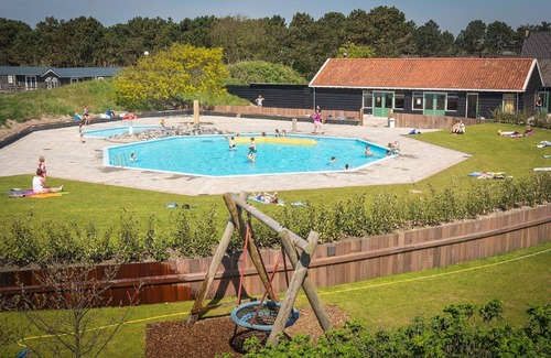 Den Hoorn Ski Chalet | Relaxing Chalet Near Texel Dune Area with Breakfast Included
