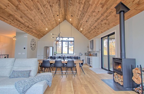 Saint-Faustin-Lac-Carre Ski Chalet | Mountain Retreat: Golf Course Access & Skiing Nearby