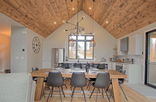 Saint-Faustin-Lac-Carre Ski Chalet | Mountain Retreat: Golf Course Access & Skiing Nearby