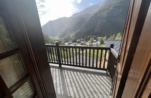 Paquier Ski Chalet | Chalet Retreat in Breuil-Cervinia with Scenic Ocean Views
