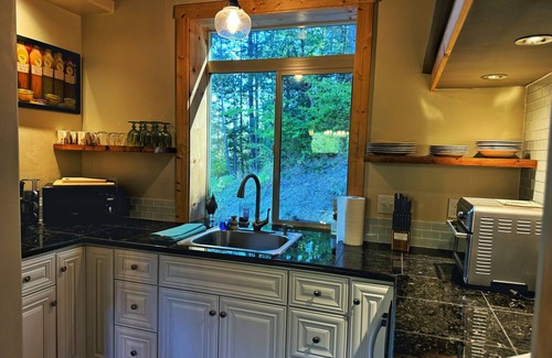 Grants Pass House | Chalet in the Woods: Guest Rated 10/10 with Hot Tub & Spa