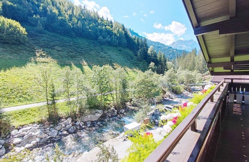 Brandberg House | Ideal Holiday Home in Mayerhofen with Balcony & Breakfast