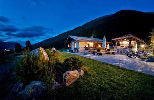 Livigno Ski Chalet | Charming Chalet in Via Dali Mina with Pool and Spa