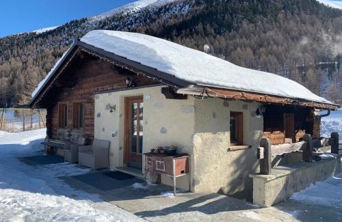 Livigno Ski Chalet | Charming Chalet in Via Dali Mina with Pool and Spa