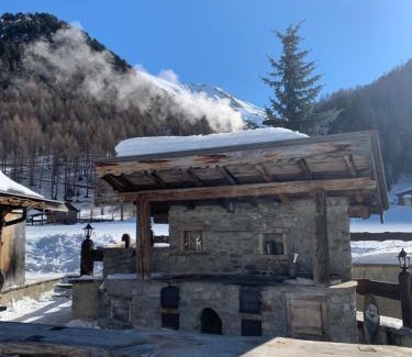 Livigno Ski Chalet | Charming Chalet in Via Dali Mina with Pool and Spa