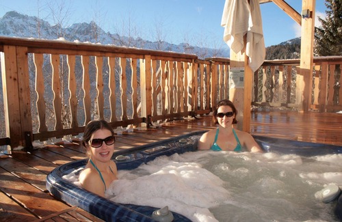 Oz Ski Chalet | Chalet Jonquille: 6 Bedrooms & Outdoor Jacuzzi Oasis