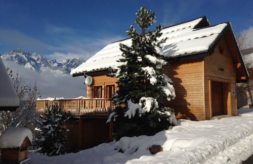 Oz Ski Chalet | Chalet Jonquille: 6 Bedrooms & Outdoor Jacuzzi Oasis