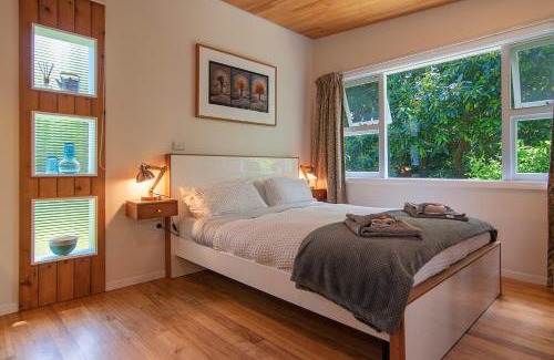 Takaka House | Pet-Friendly Chalet Karaka – Rated 9/10 by Guests