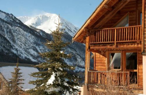Nevache Ski Chalet | Discover Chalet L'Eitièro: Family & Pet-Friendly Retreat