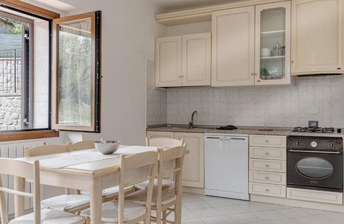Firenzuola House | Chalet La Greta: Scenic Views & Family-Friendly Amenities