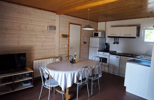 Rieupeyroux Ski Chalet | Top-Rated Chalet La Maynobe: Pet-Friendly Retreat with Pool