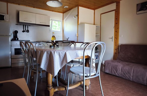 Rieupeyroux Ski Chalet | Top-Rated Chalet La Maynobe: Pet-Friendly Retreat with Pool