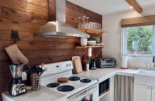 Chertsey Ski Chalet | Pet-Friendly Chalet Le Nénuphar with Spa & Pool Perks