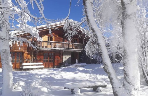 La Clusaz Ski Chalet | Chalet 'Le Vieux Madrier': Lake View & Private Terrace Getaway