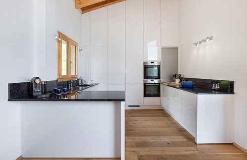 Riddes Cottage | Elegant Chalet Les Etablons: Ski-in, Ski-out Retreat