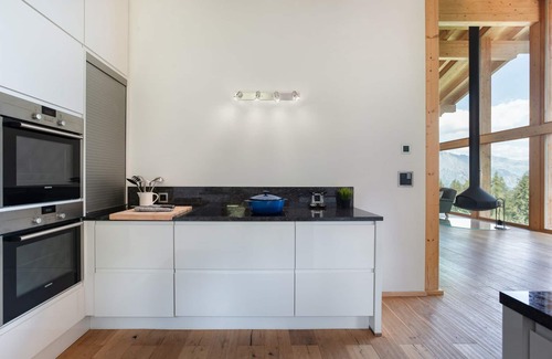 Riddes Cottage | Elegant Chalet Les Etablons: Ski-in, Ski-out Retreat