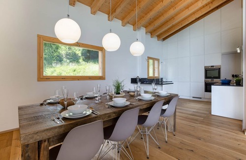 Riddes Cottage | Elegant Chalet Les Etablons: Ski-in, Ski-out Retreat