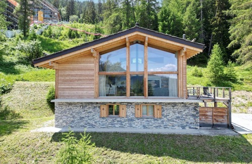 Riddes Cottage | Elegant Chalet Les Etablons: Ski-in, Ski-out Retreat