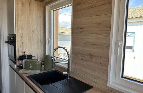 Gruissan Plage Ski Chalet | Relax at Chalet Linoli Vue Mer with Spa & Hot Tub Access