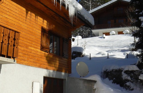 Station de Drouzin le Mont Ski Chalet | Cozy Chalet Near Drouzin Trails with Spa and Lake Views