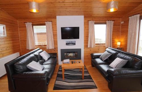 Kinross Ski Chalet | Chalet Loch Leven Lodge 11: Oceanfront Retreat with Pets Welcome