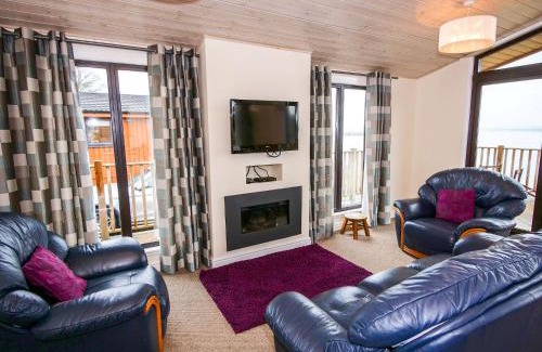 Kinross Ski Chalet | Oceanfront Chalet Loch Leven Lodge: Pet-Friendly Retreat