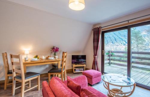 South Laggan Ski Chalet | Oceanfront Retreat at Chalet Loch Lochy for Family Getaways
