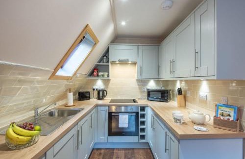 South Laggan Ski Chalet | Oceanfront Retreat at Chalet Loch Lochy for Family Getaways